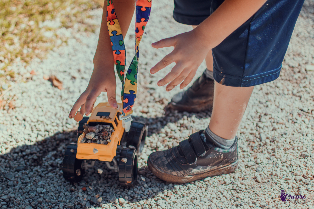 Ensaio infantil com criança com TEA, realizado para um projeto social em Mauá, fotógrafo Mauá, fotógrafo Santo André, fotógrafo Ribeirão Pires, fotógrafo SBC, fotógrafo SCS, ensaio fotográfico. Gruta Santa Luzia.