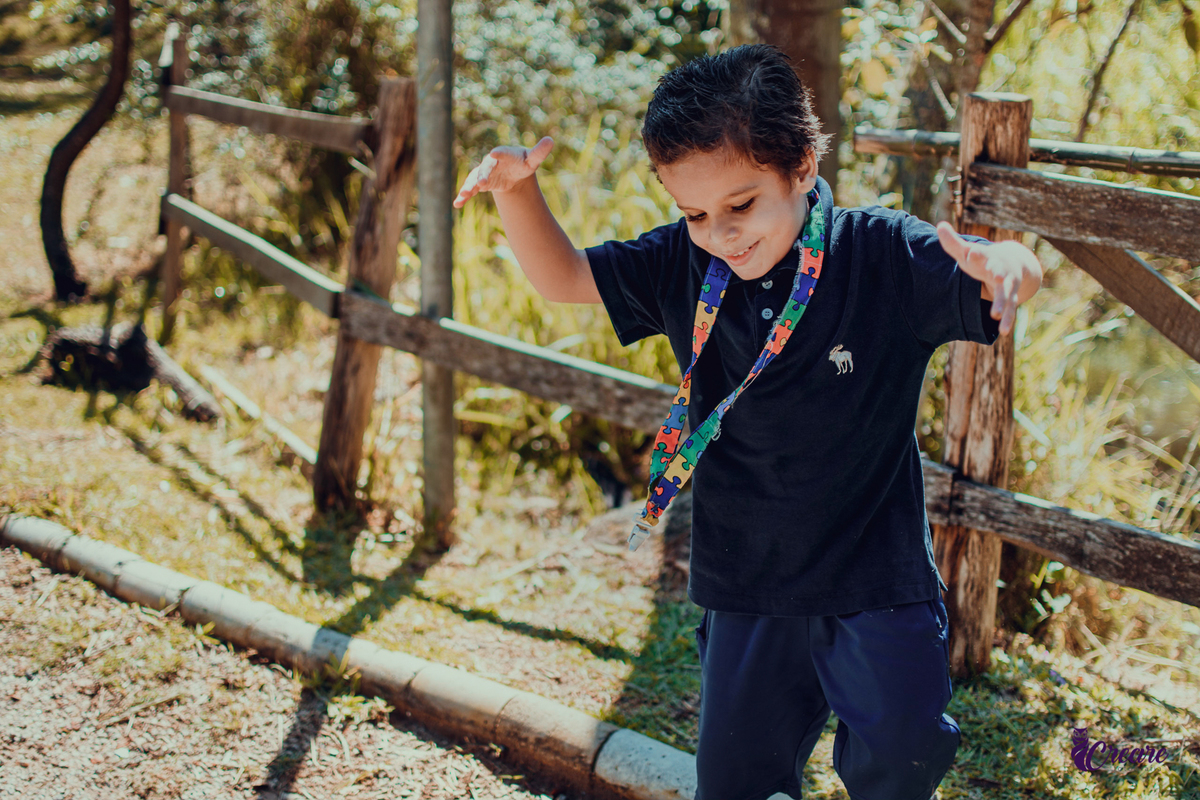 Ensaio infantil com criança com TEA, realizado para um projeto social em Mauá, fotógrafo Mauá, fotógrafo Santo André, fotógrafo Ribeirão Pires, fotógrafo SBC, fotógrafo SCS, ensaio fotográfico. Gruta Santa Luzia.