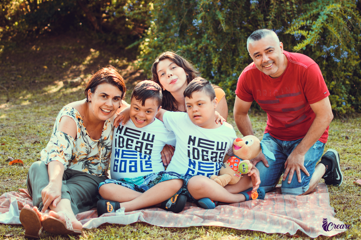 Ensaio infantil no parque central, criança com sindrome de down, ensaio de gêmeos, PCD, fotógrafo de crianças, ensaio família. Fotografo de crianças com deficiência. Fotógrafo Santo André, fotógrafo ABC Paulista.