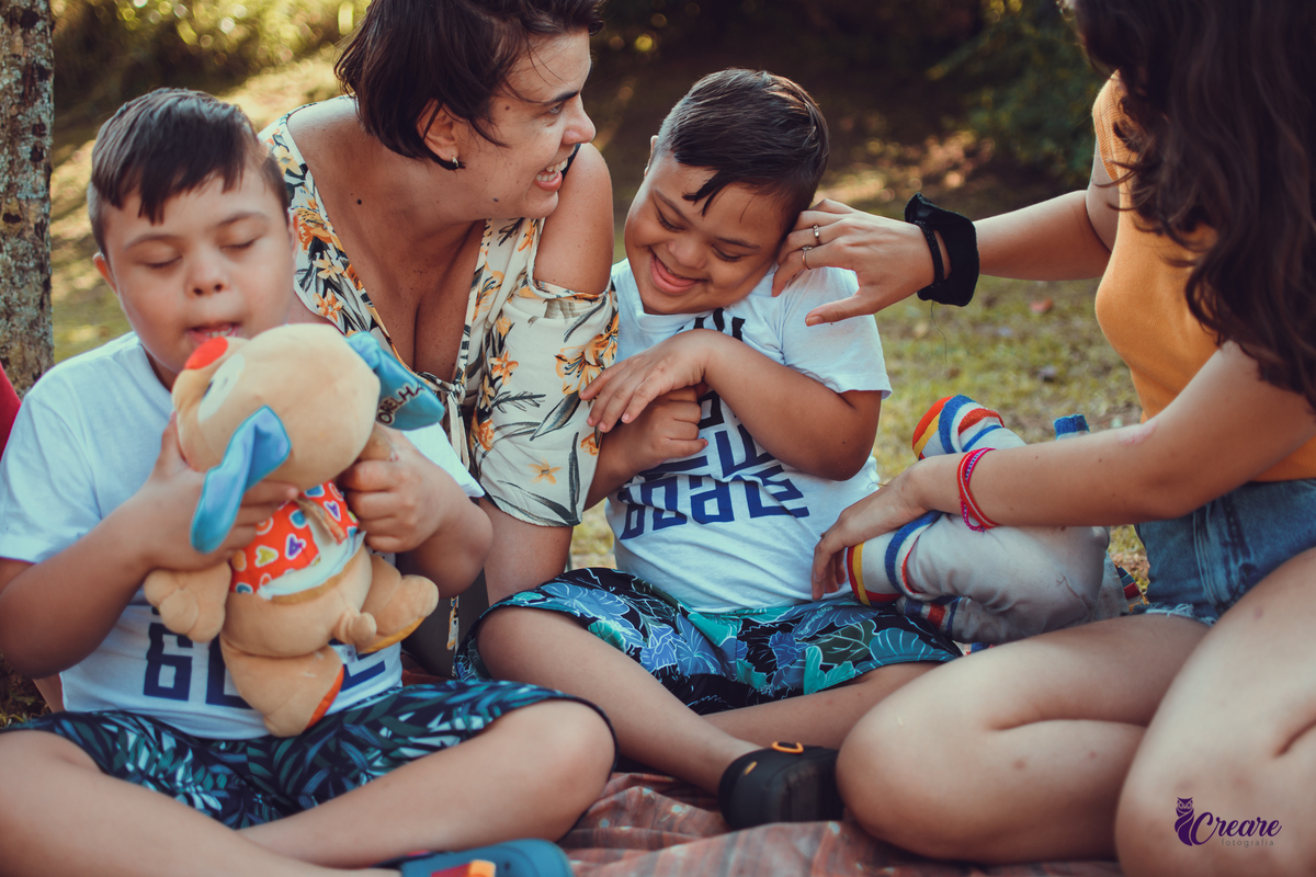 Ensaio infantil no parque central, criança com sindrome de down, ensaio de gêmeos, PCD, fotógrafo de crianças, ensaio família. Fotografo de crianças com deficiência. Fotógrafo Santo André, fotógrafo ABC Paulista.