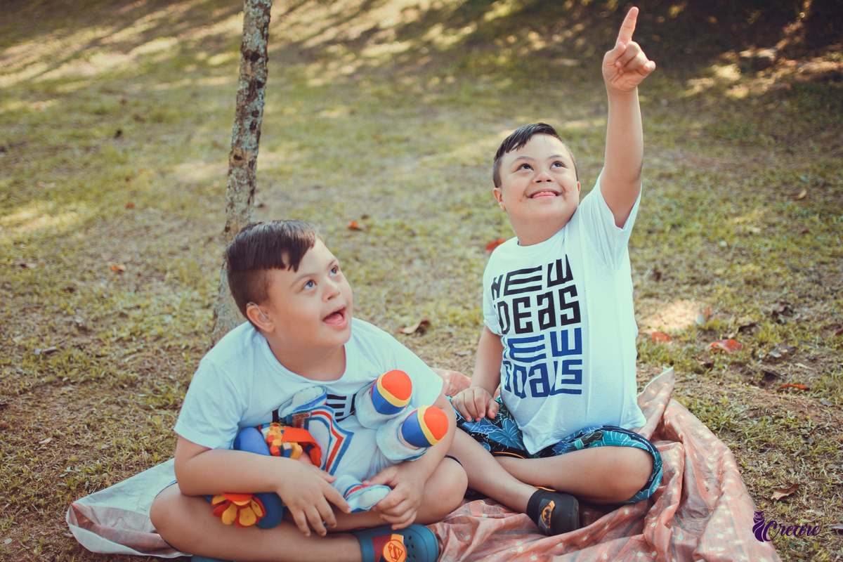 Ensaio infantil no parque central, criança com sindrome de down, ensaio de gêmeos, PCD, fotógrafo de crianças, ensaio família. Fotografo de crianças com deficiência. Fotógrafo Santo André, fotógrafo ABC Paulista.