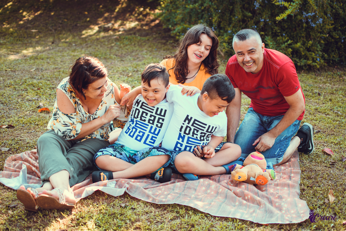 Ensaio infantil no parque central, criança com sindrome de down, ensaio de gêmeos, PCD, fotógrafo de crianças, ensaio família. Fotografo de crianças com deficiência. Fotógrafo Santo André, fotógrafo ABC Paulista.