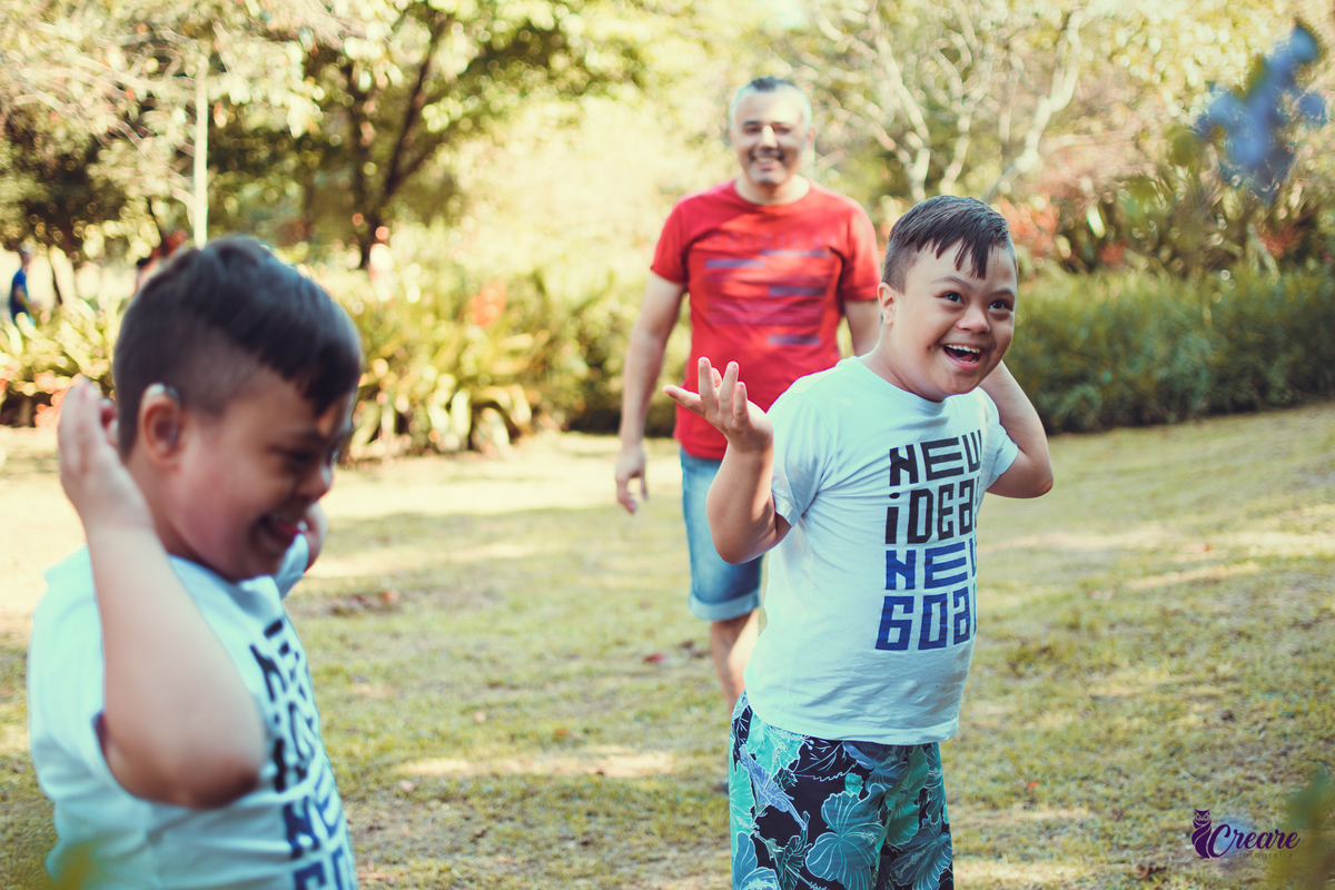Ensaio infantil no parque central, criança com sindrome de down, ensaio de gêmeos, PCD, fotógrafo de crianças, ensaio família. Fotografo de crianças com deficiência. Fotógrafo Santo André, fotógrafo ABC Paulista.
