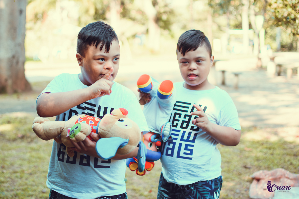 Ensaio infantil no parque central, criança com sindrome de down, ensaio de gêmeos, PCD, fotógrafo de crianças, ensaio família. Fotografo de crianças com deficiência. Fotógrafo Santo André, fotógrafo ABC Paulista.