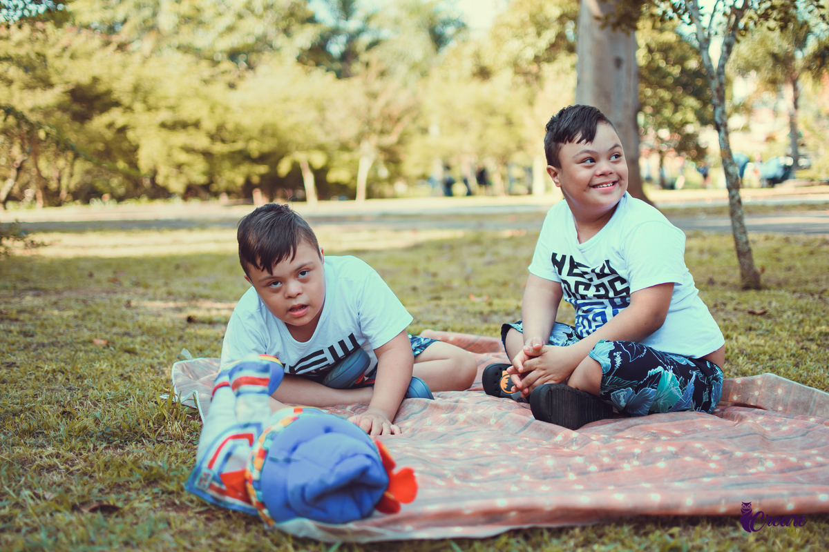 Ensaio infantil no parque central, criança com sindrome de down, ensaio de gêmeos, PCD, fotógrafo de crianças, ensaio família. Fotografo de crianças com deficiência. Fotógrafo Santo André, fotógrafo ABC Paulista.