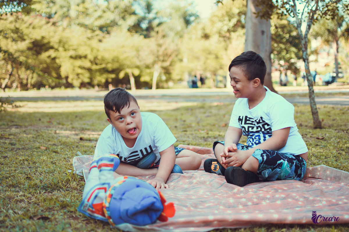 Ensaio infantil no parque central, criança com sindrome de down, ensaio de gêmeos, PCD, fotógrafo de crianças, ensaio família. Fotografo de crianças com deficiência. Fotógrafo Santo André, fotógrafo ABC Paulista.