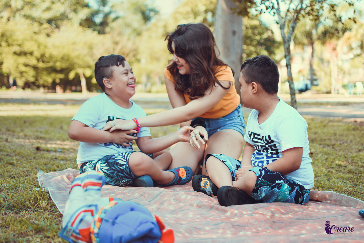 Ensaio infantil no parque central, criança com sindrome de down, ensaio de gêmeos, PCD, fotógrafo de crianças, ensaio família. Fotografo de crianças com deficiência. Fotógrafo Santo André, fotógrafo ABC Paulista.