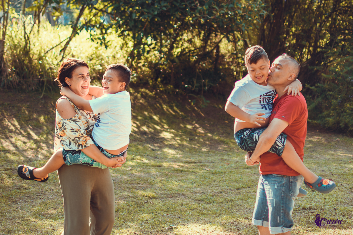 Ensaio infantil no parque central, criança com sindrome de down, ensaio de gêmeos, PCD, fotógrafo de crianças, ensaio família. Fotografo de crianças com deficiência. Fotógrafo Santo André, fotógrafo ABC Paulista.
