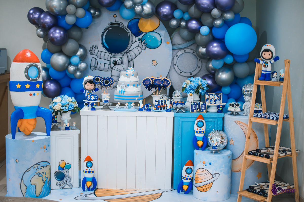 aniversário infantil de um ano, com decoração de espaço, astronauta. Fotógrafo Santo André. 