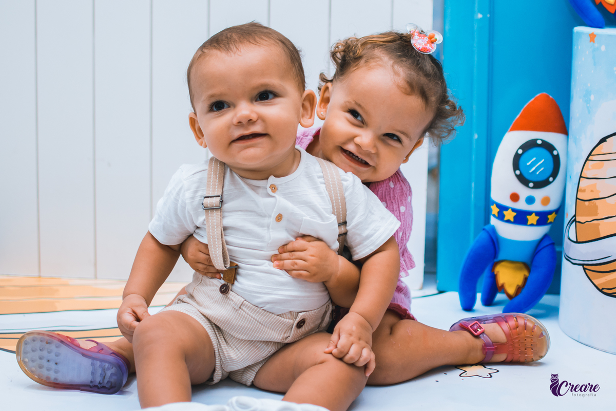 aniversário infantil de um ano, com decoração de espaço, astronauta. Fotógrafo Santo André. 