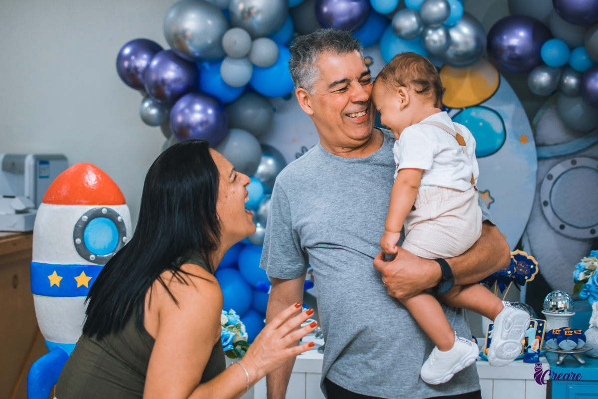 aniversário infantil de um ano, com decoração de espaço, astronauta. Fotógrafo Santo André. 