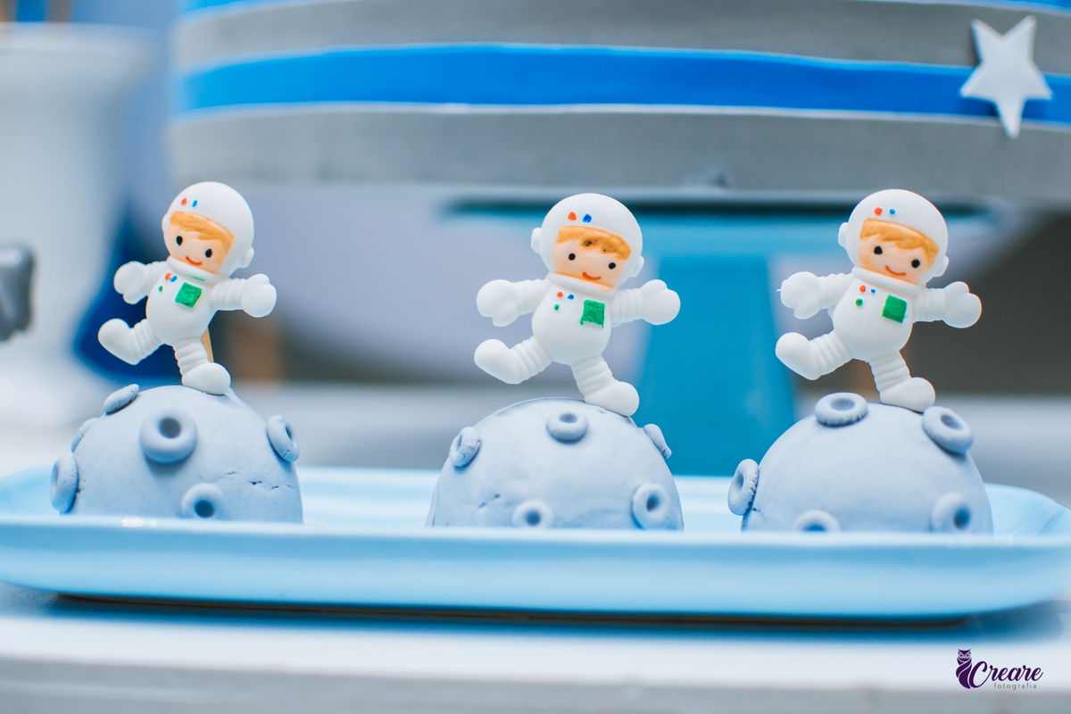 aniversário infantil de um ano, com decoração de espaço, astronauta. Fotógrafo Santo André. 