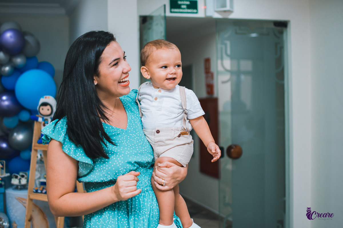aniversário infantil de um ano, com decoração de espaço, astronauta. Fotógrafo Santo André. 