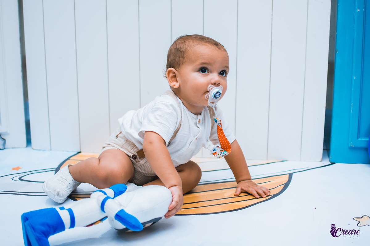 aniversário infantil de um ano, com decoração de espaço, astronauta. Fotógrafo Santo André. 