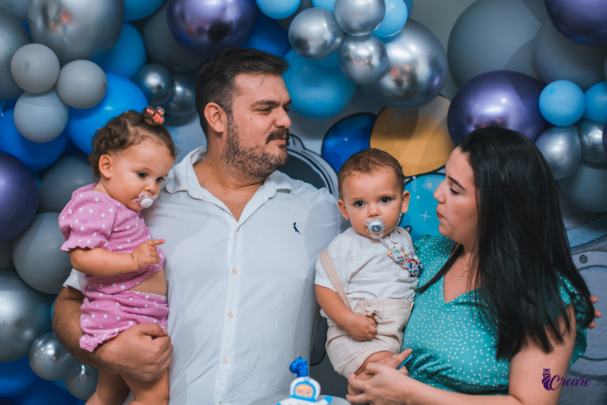 aniversário infantil de um ano, com decoração de espaço, astronauta. Fotógrafo Santo André. 