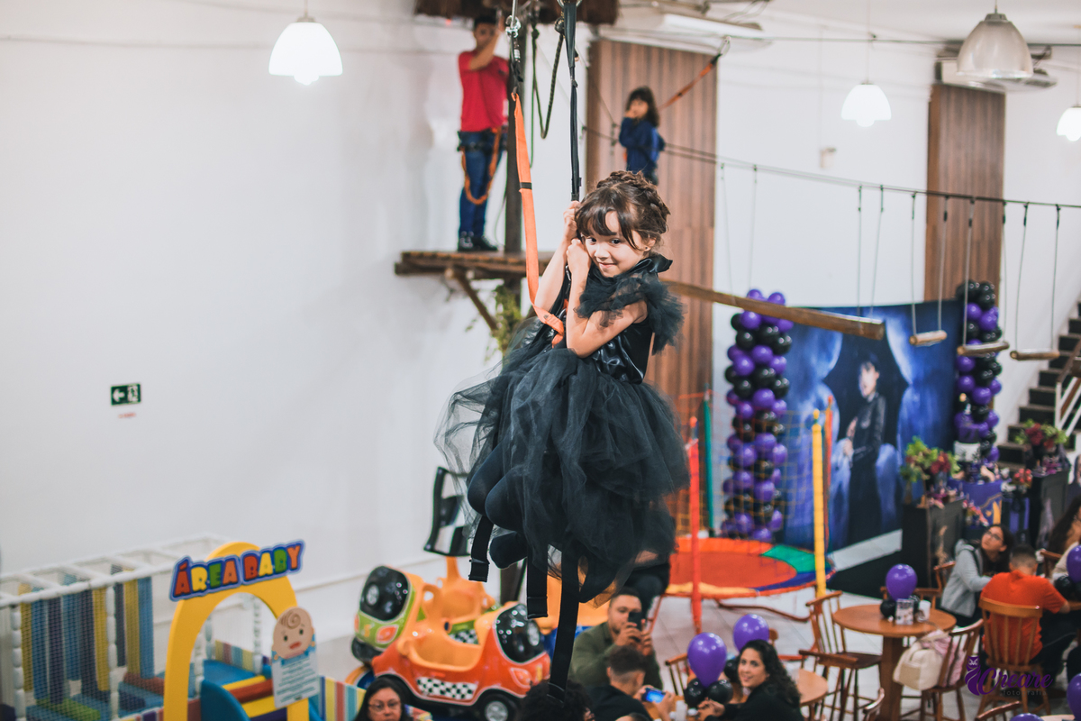aniversário infantil realizado no buffet é pique localizado em Mauá, ABC Paulista, festa com decoração tema da série Wandinha.