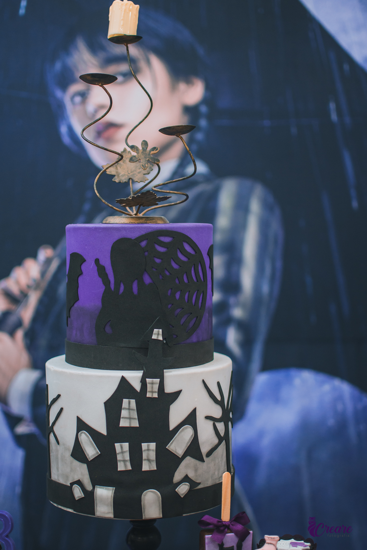 aniversário infantil realizado no buffet é pique localizado em Mauá, ABC Paulista, festa com decoração tema da série Wandinha.