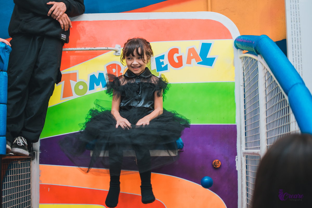 aniversário infantil realizado no buffet é pique localizado em Mauá, ABC Paulista, festa com decoração tema da série Wandinha.