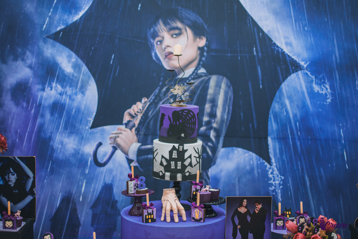 aniversário infantil realizado no buffet é pique localizado em Mauá, ABC Paulista, festa com decoração tema da série Wandinha.