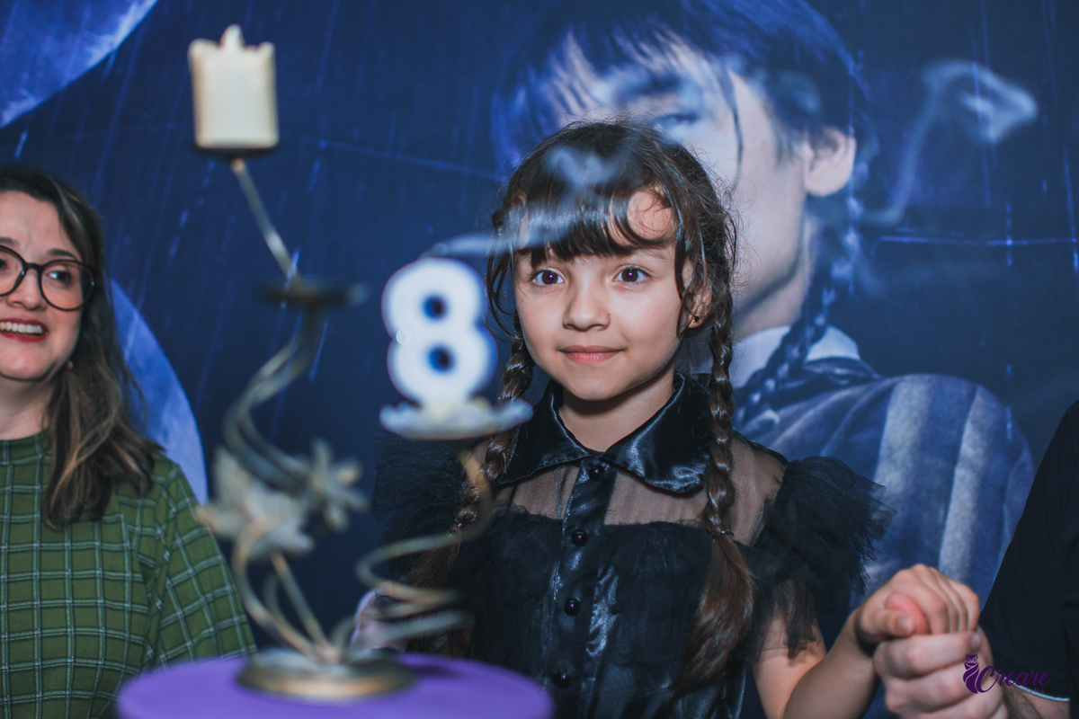 aniversário infantil realizado no buffet é pique localizado em Mauá, ABC Paulista, festa com decoração tema da série Wandinha.