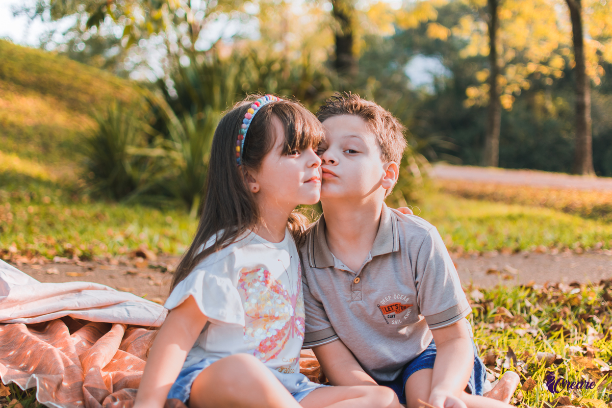 Ensaio família realizado no parque central de Santo André, fotografia infantil de criança com transtorno do espectro autista.
