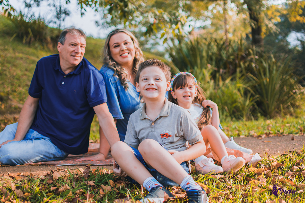 Ensaio família realizado no parque central de Santo André, fotografia infantil de criança com transtorno do espectro autista.