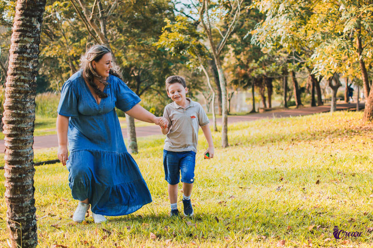 Ensaio família realizado no parque central de Santo André, fotografia infantil de criança com transtorno do espectro autista.