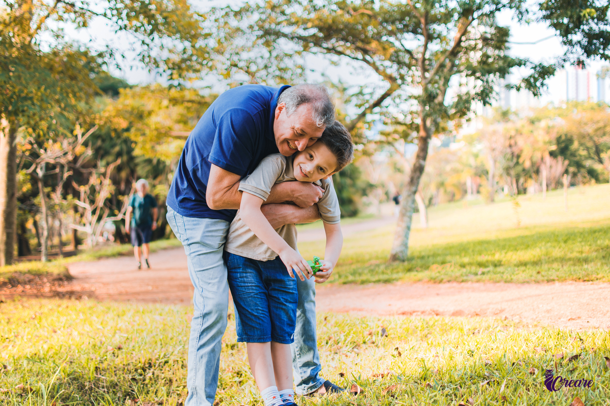 Ensaio família realizado no parque central de Santo André, fotografia infantil de criança com transtorno do espectro autista.