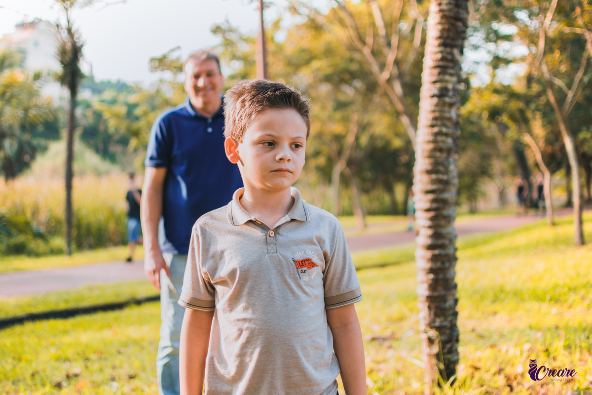 Ensaio família realizado no parque central de Santo André, fotografia infantil de criança com transtorno do espectro autista.