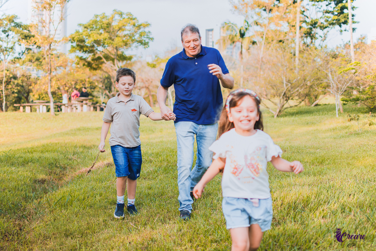 Ensaio família realizado no parque central de Santo André, fotografia infantil de criança com transtorno do espectro autista.