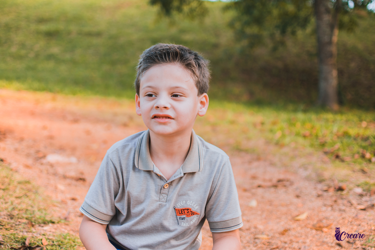 Ensaio família realizado no parque central de Santo André, fotografia infantil de criança com transtorno do espectro autista.