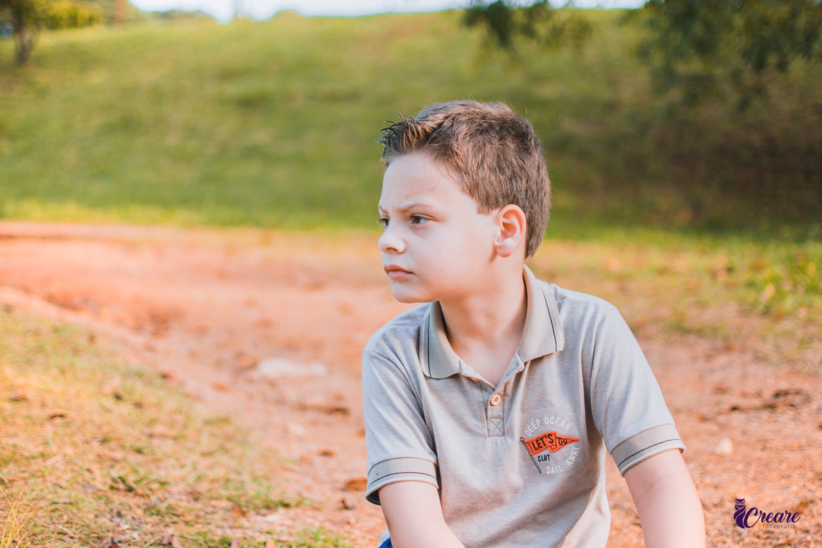 Ensaio família realizado no parque central de Santo André, fotografia infantil de criança com transtorno do espectro autista.