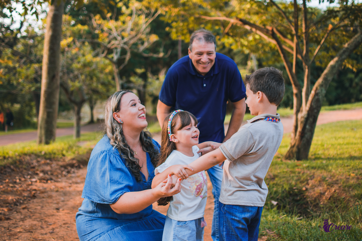 Ensaio família realizado no parque central de Santo André, fotografia infantil de criança com transtorno do espectro autista.
