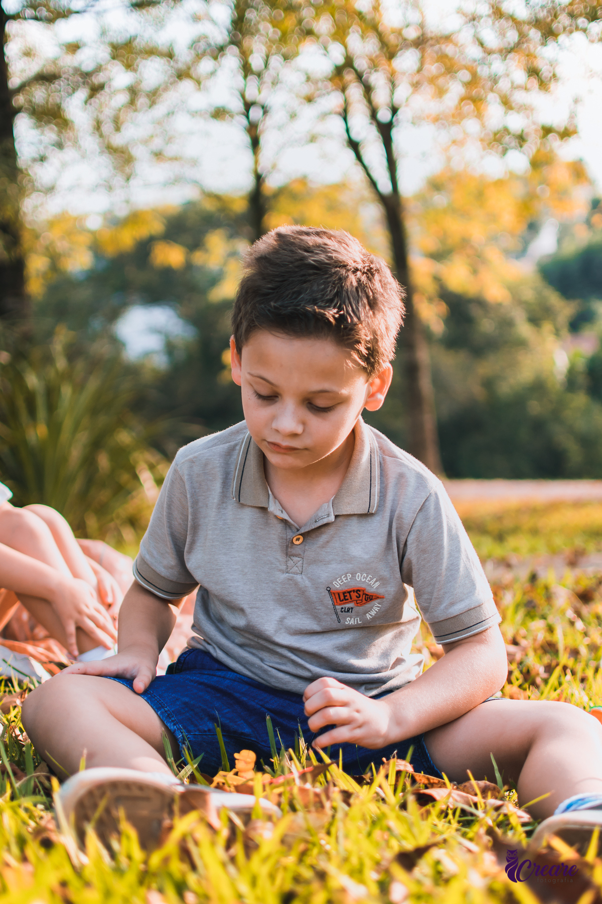Ensaio família realizado no parque central de Santo André, fotografia infantil de criança com transtorno do espectro autista.
