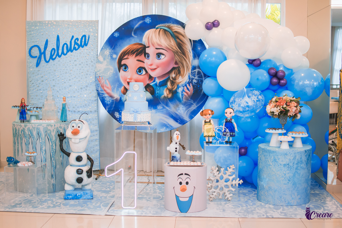 fotografia de aniversário infantil, primeiro ano do bebê, realizado em Santo André, ABC Paulista. decoração com tema Frozen. Fotógrafo Santo André. Buffet Santo André, aniversário de 1 ano.