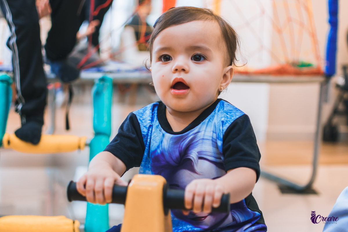 fotografia de aniversário infantil, primeiro ano do bebê, realizado em Santo André, ABC Paulista. decoração com tema Frozen. Fotógrafo Santo André. Buffet Santo André, aniversário de 1 ano.