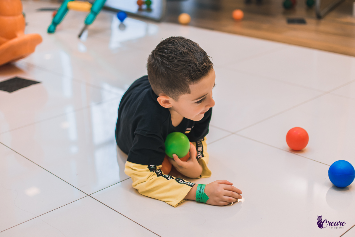 fotografia de aniversário infantil, primeiro ano do bebê, realizado em Santo André, ABC Paulista. decoração com tema Frozen. Fotógrafo Santo André. Buffet Santo André, aniversário de 1 ano.