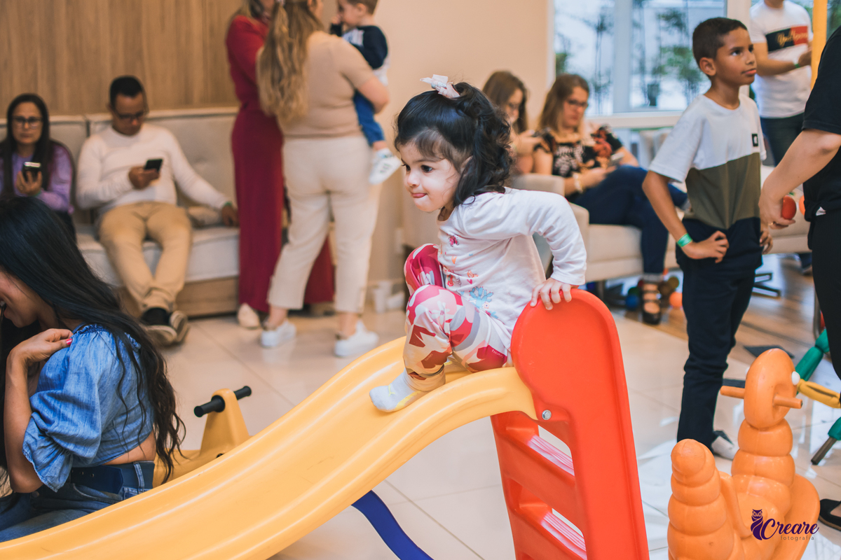 fotografia de aniversário infantil, primeiro ano do bebê, realizado em Santo André, ABC Paulista. decoração com tema Frozen. Fotógrafo Santo André. Buffet Santo André, aniversário de 1 ano.