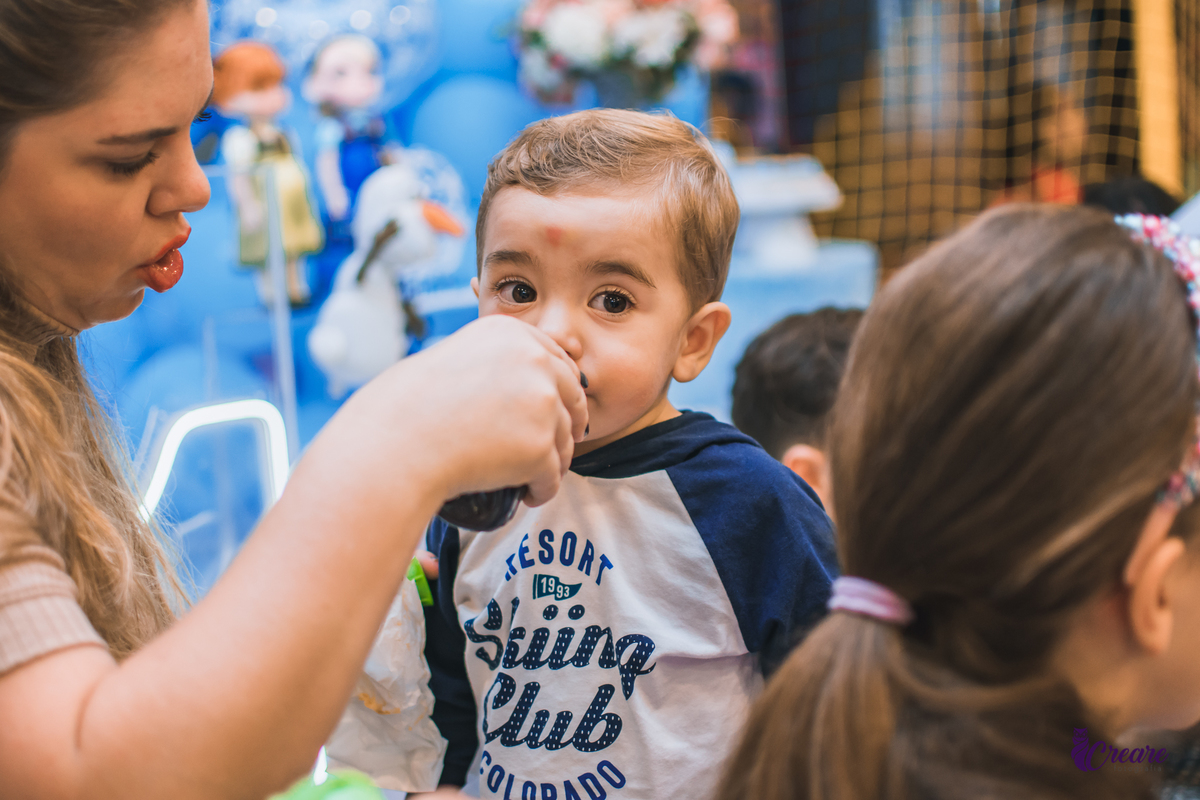 fotografia de aniversário infantil, primeiro ano do bebê, realizado em Santo André, ABC Paulista. decoração com tema Frozen. Fotógrafo Santo André. Buffet Santo André, aniversário de 1 ano.