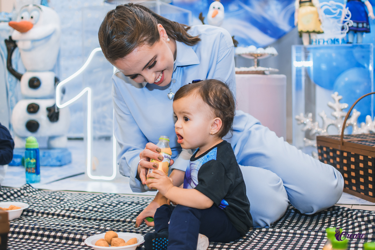 fotografia de aniversário infantil, primeiro ano do bebê, realizado em Santo André, ABC Paulista. decoração com tema Frozen. Fotógrafo Santo André. Buffet Santo André, aniversário de 1 ano.