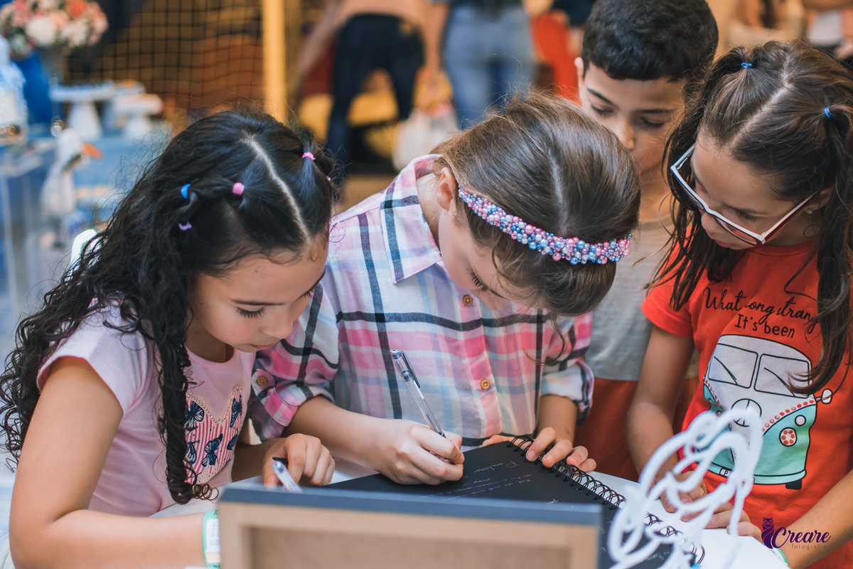 fotografia de aniversário infantil, primeiro ano do bebê, realizado em Santo André, ABC Paulista. decoração com tema Frozen. Fotógrafo Santo André. Buffet Santo André, aniversário de 1 ano.