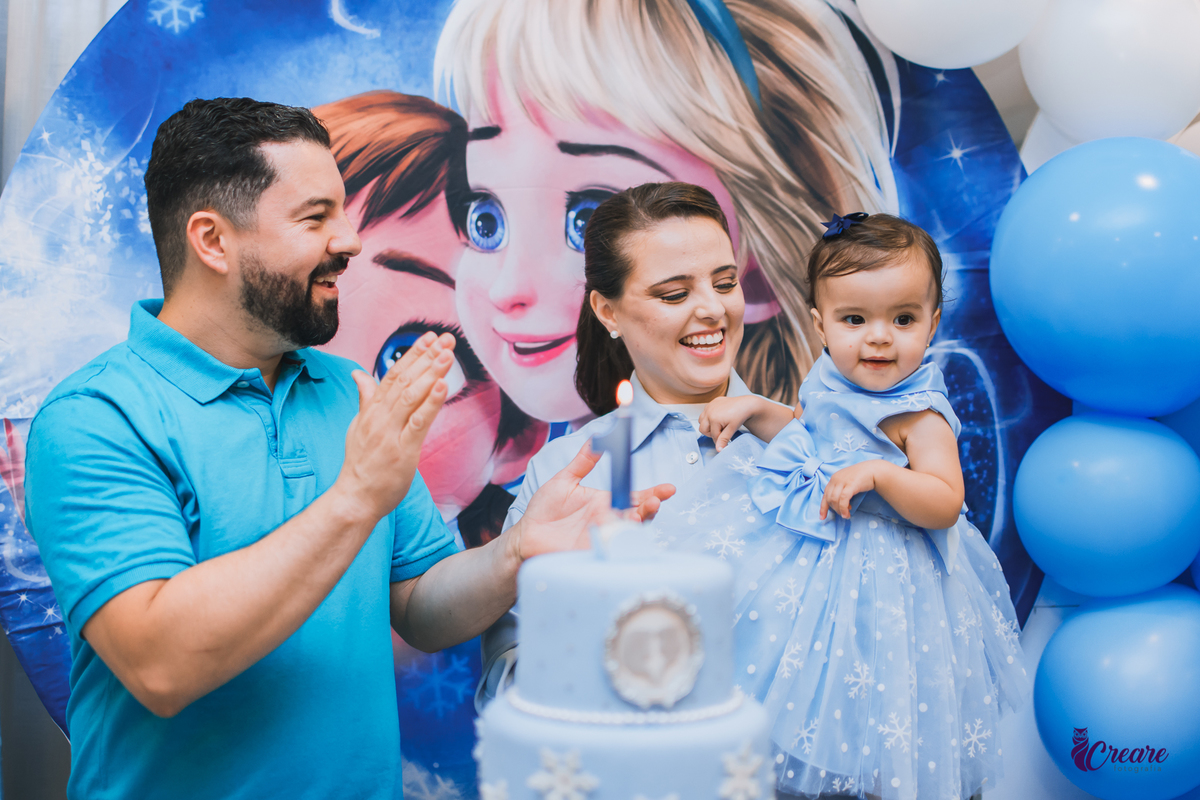 fotografia de aniversário infantil, primeiro ano do bebê, realizado em Santo André, ABC Paulista. decoração com tema Frozen. Fotógrafo Santo André. Buffet Santo André, aniversário de 1 ano.