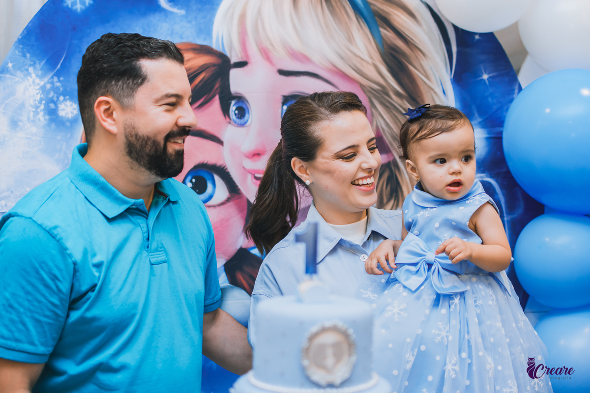 fotografia de aniversário infantil, primeiro ano do bebê, realizado em Santo André, ABC Paulista. decoração com tema Frozen. Fotógrafo Santo André. Buffet Santo André, aniversário de 1 ano.