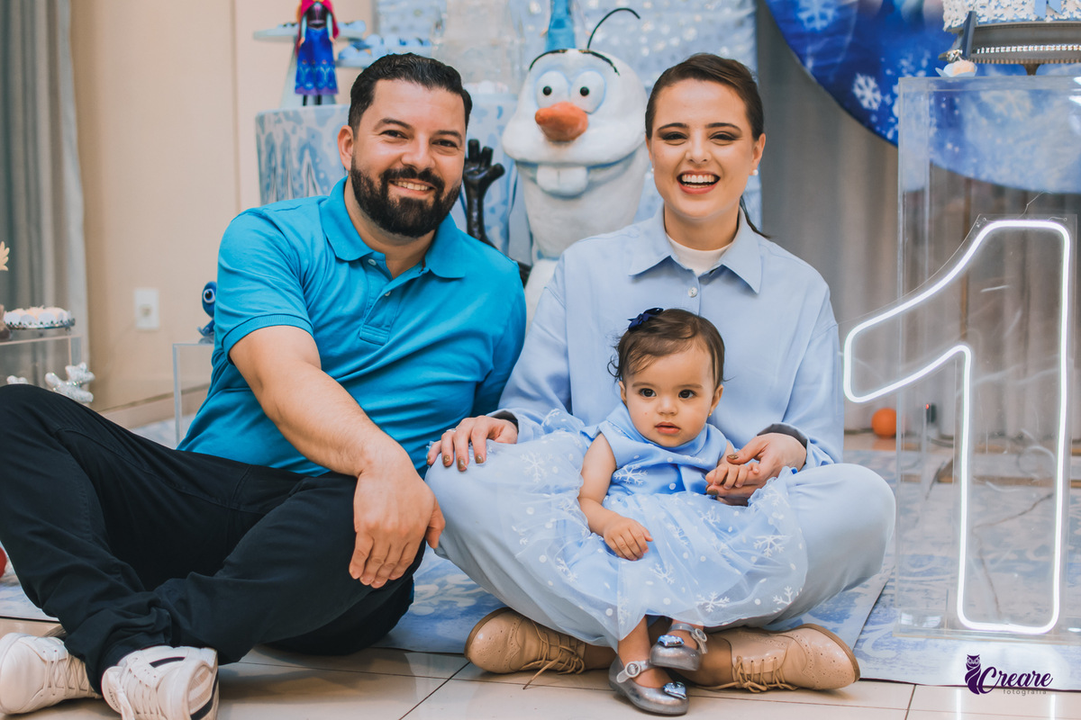 fotografia de aniversário infantil, primeiro ano do bebê, realizado em Santo André, ABC Paulista. decoração com tema Frozen. Fotógrafo Santo André. Buffet Santo André, aniversário de 1 ano.