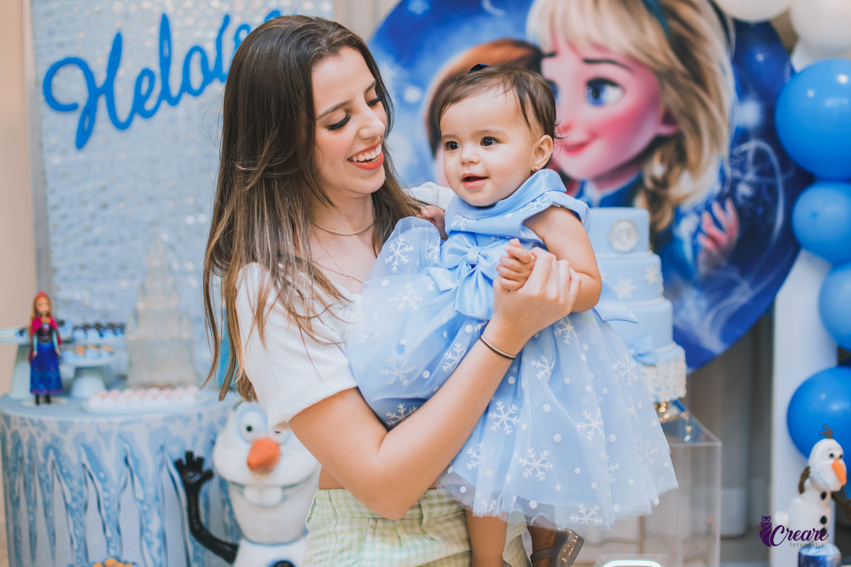 fotografia de aniversário infantil, primeiro ano do bebê, realizado em Santo André, ABC Paulista. decoração com tema Frozen. Fotógrafo Santo André. Buffet Santo André, aniversário de 1 ano.