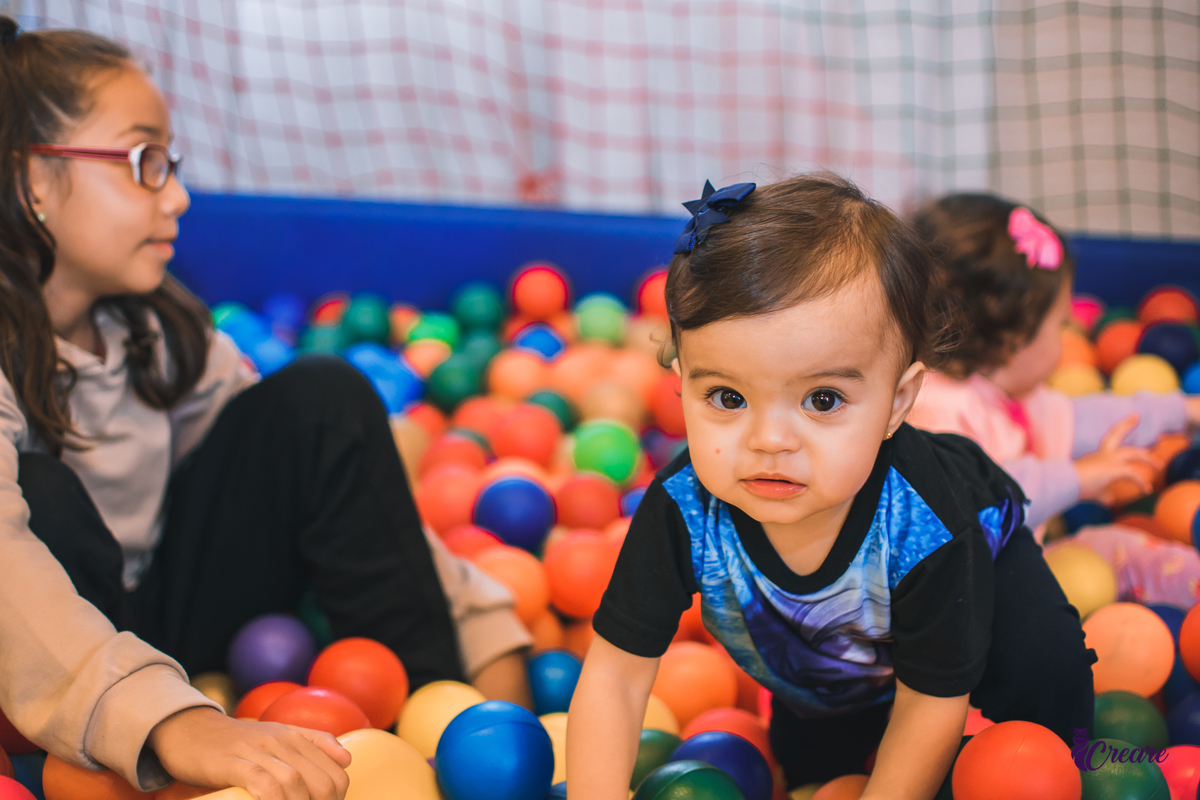 fotografia de aniversário infantil, primeiro ano do bebê, realizado em Santo André, ABC Paulista. decoração com tema Frozen. Fotógrafo Santo André. Buffet Santo André, aniversário de 1 ano.