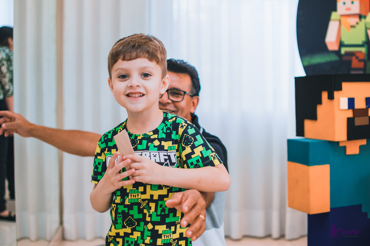 Aniversário infantil, fotografia de aniverseario com decoração de minecraft. Buffet infantil em Santo André. Festa infantil.