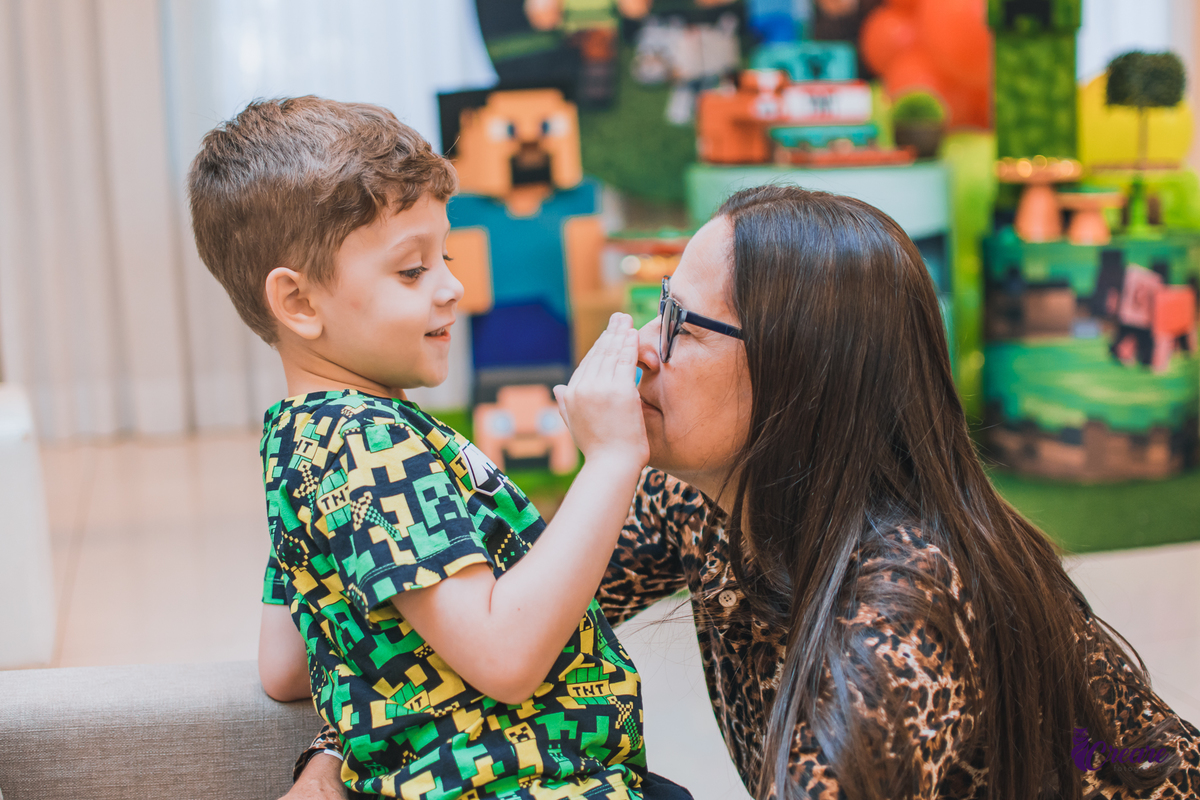 Aniversário infantil, fotografia de aniverseario com decoração de minecraft. Buffet infantil em Santo André. Festa infantil.