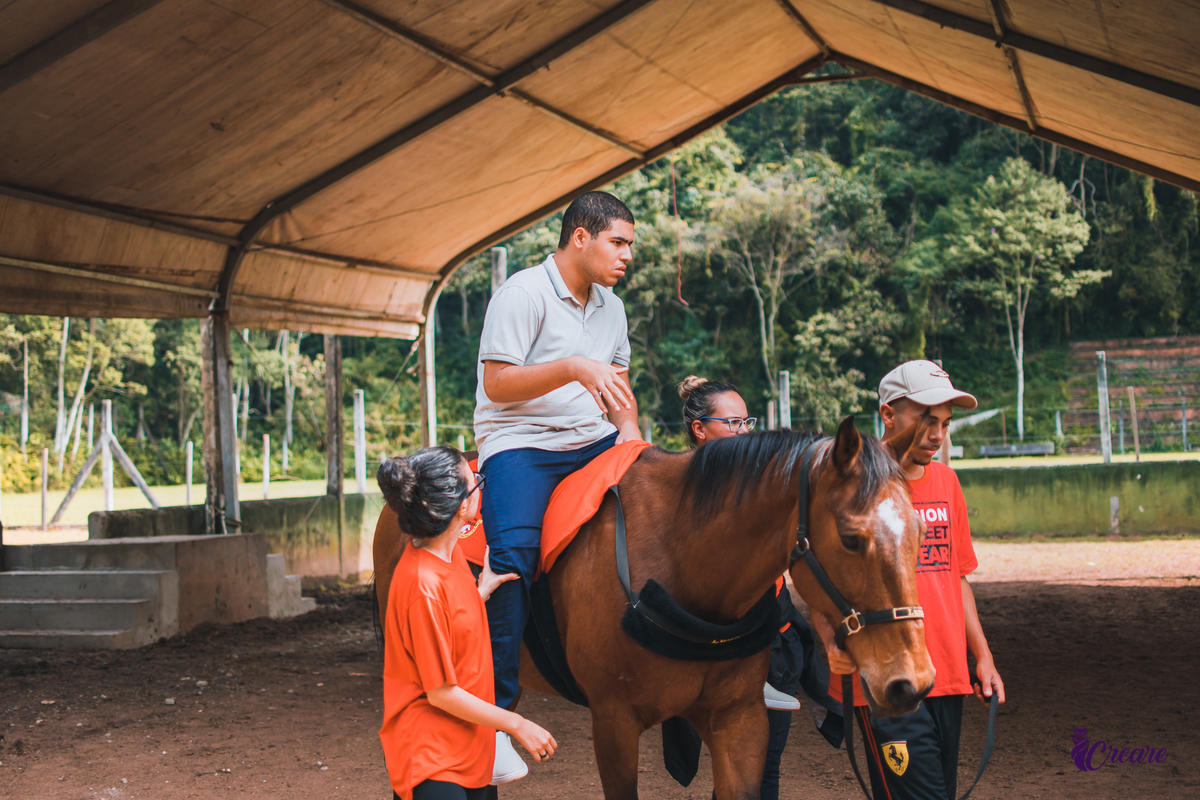 Fotografia de tratamento na equoterapia voo de liberdade em São Bernardo do campo, ensaio feito com pessoa com deficiência. Projeto Populus lucis, fotógrafo.