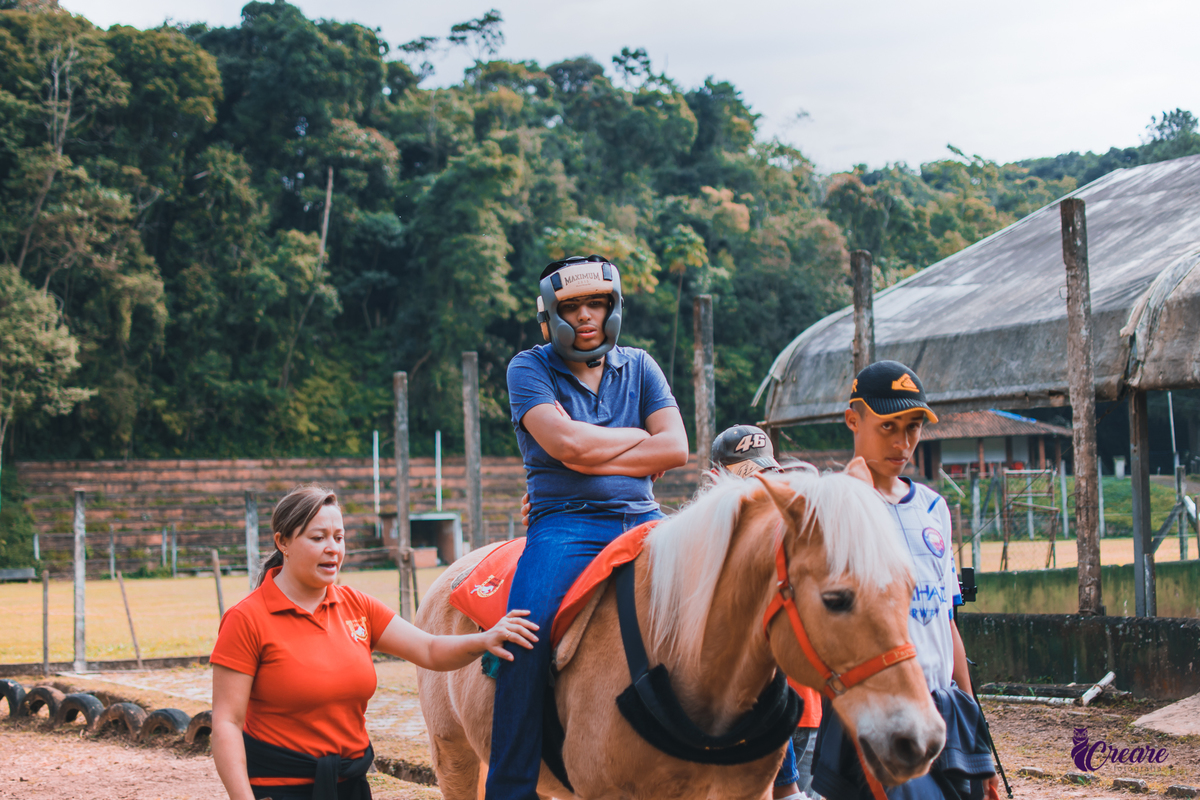 Fotografia de tratamento na equoterapia voo de liberdade em São Bernardo do campo, ensaio feito com pessoa com deficiência. Projeto Populus lucis, fotógrafo.